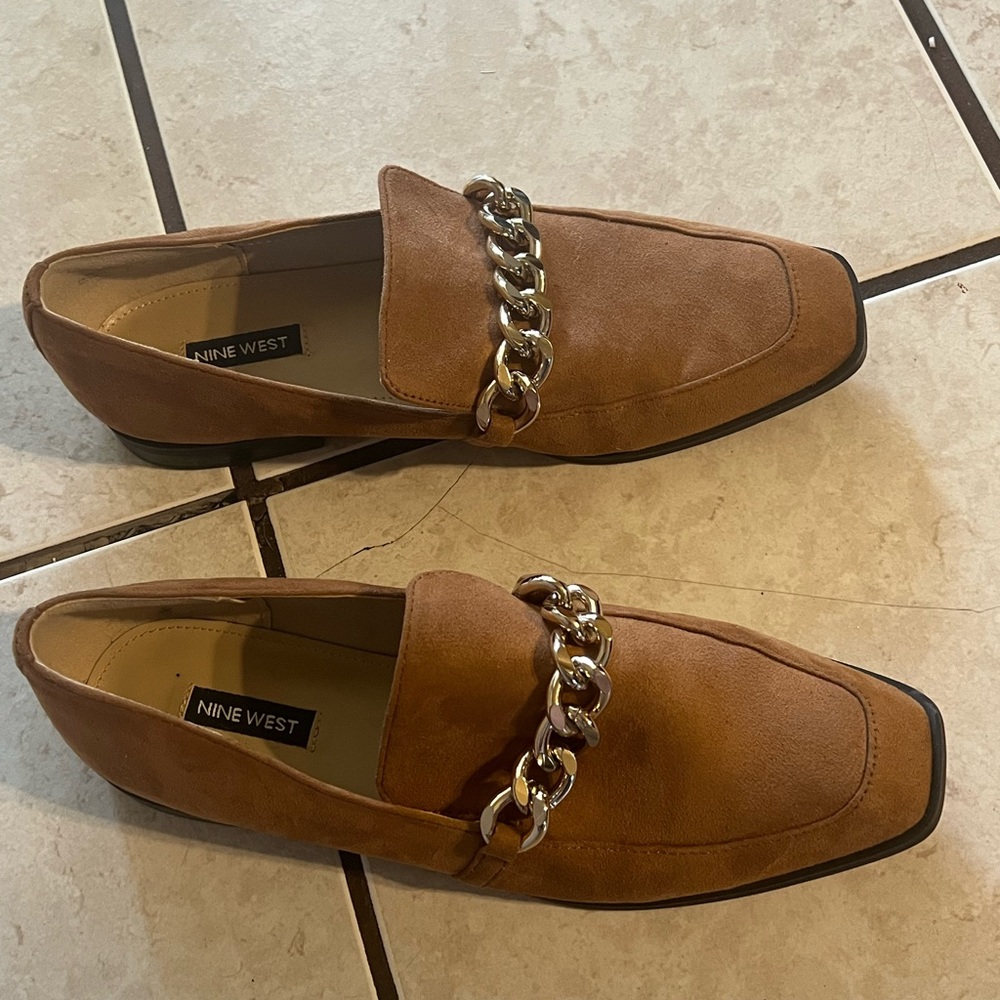 Nine West tan shoes with gold chain.
